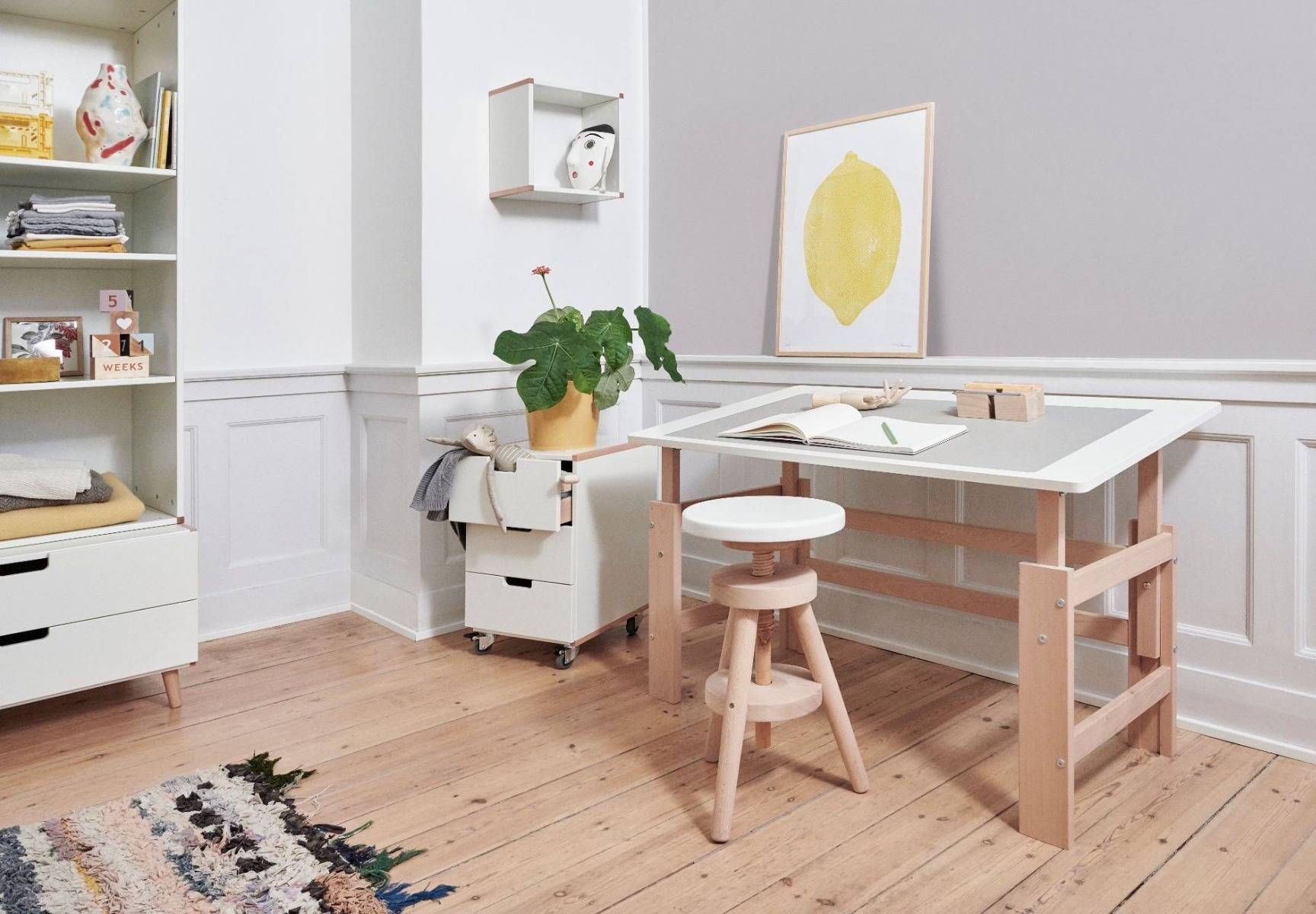 Ställbart skrivbord med ram i bokträ