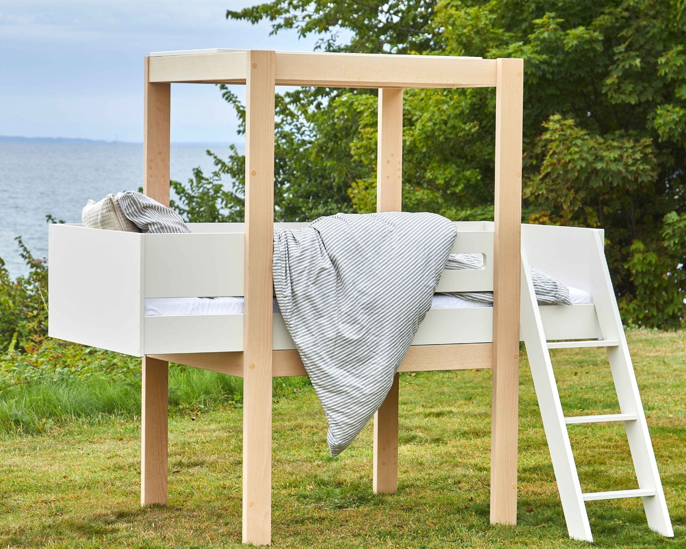 Dreng kigger ned i en udtræksskuffe under en seng