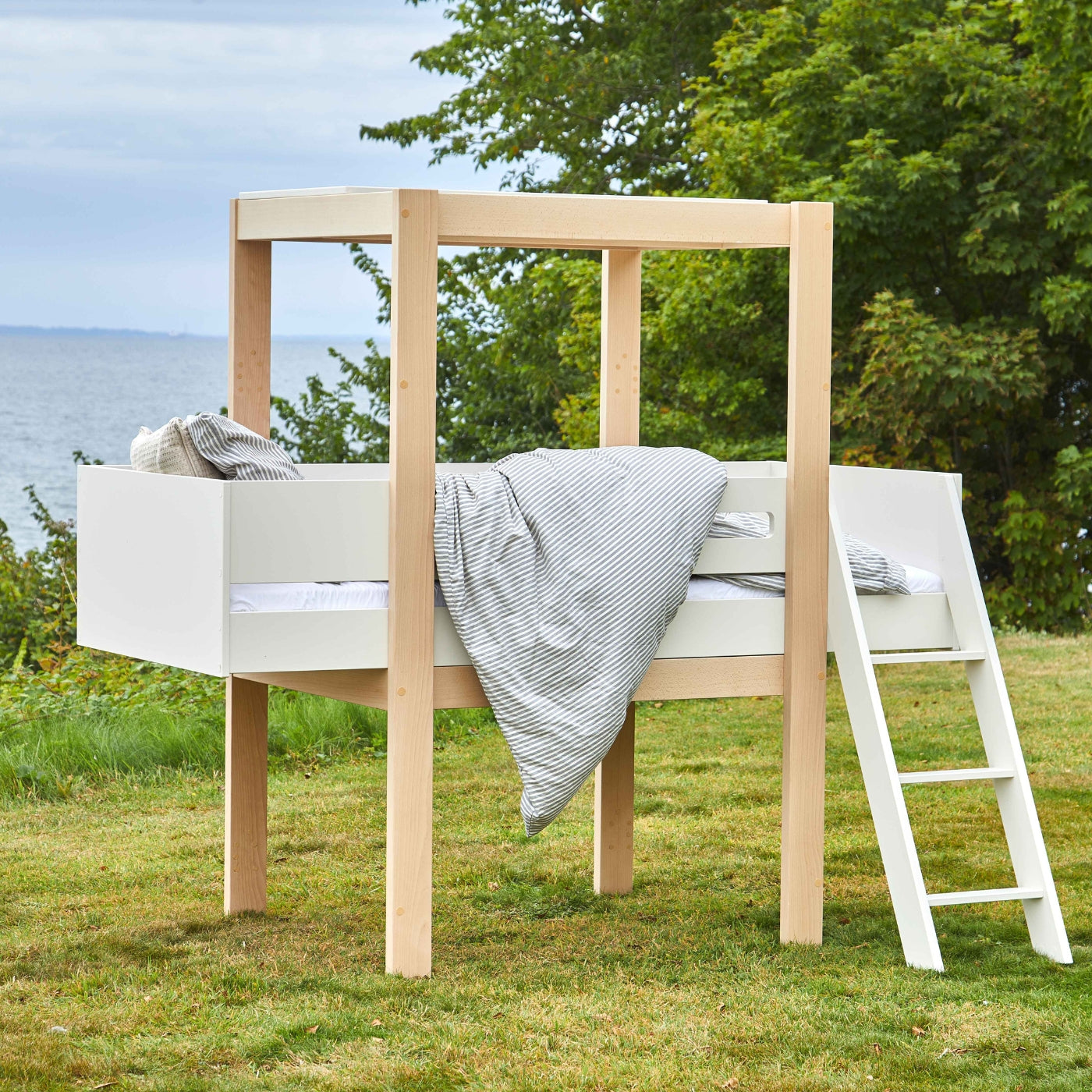 Dreng kigger ned i en udtræksskuffe under en seng