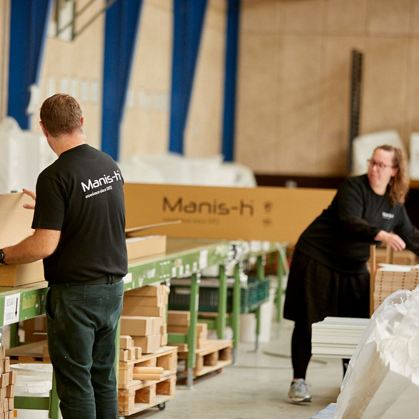 Medarbejdere pakker ordrer i Manis-h fabrikken i Danmark