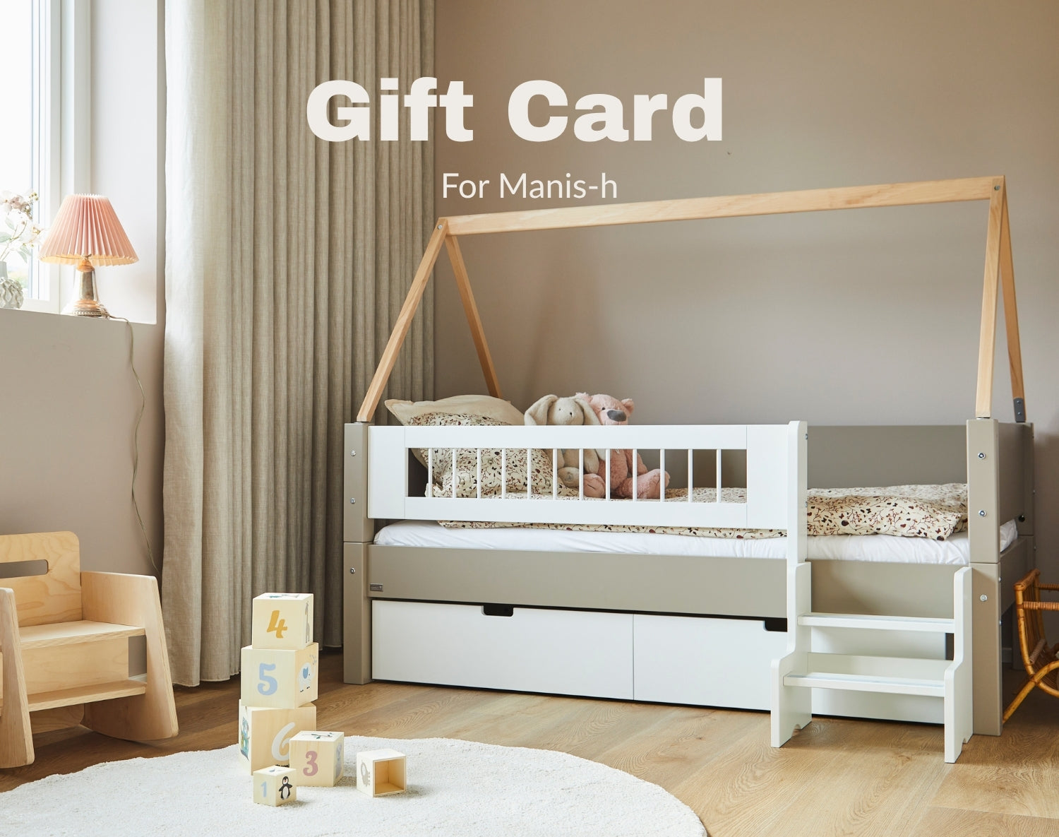 Gavekort til senge fra Manis-h i børneværelse med barneseng