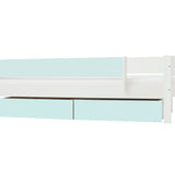 Hvid barneseng med lyseblå sengehest i 3/4 længde og skuffer under sengen