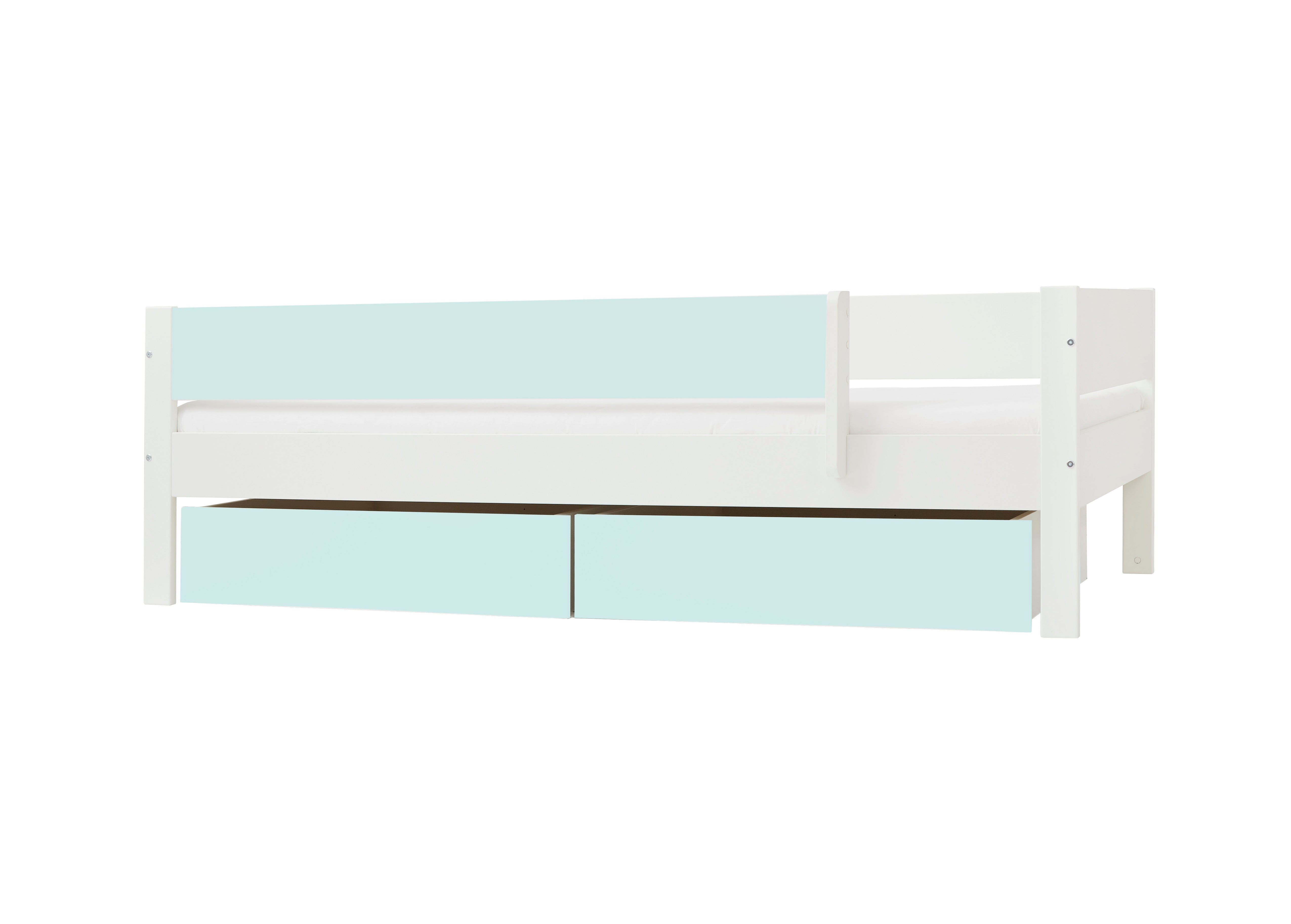 Hvid barneseng med lyseblå sengehest i 3/4 længde og skuffer under sengen