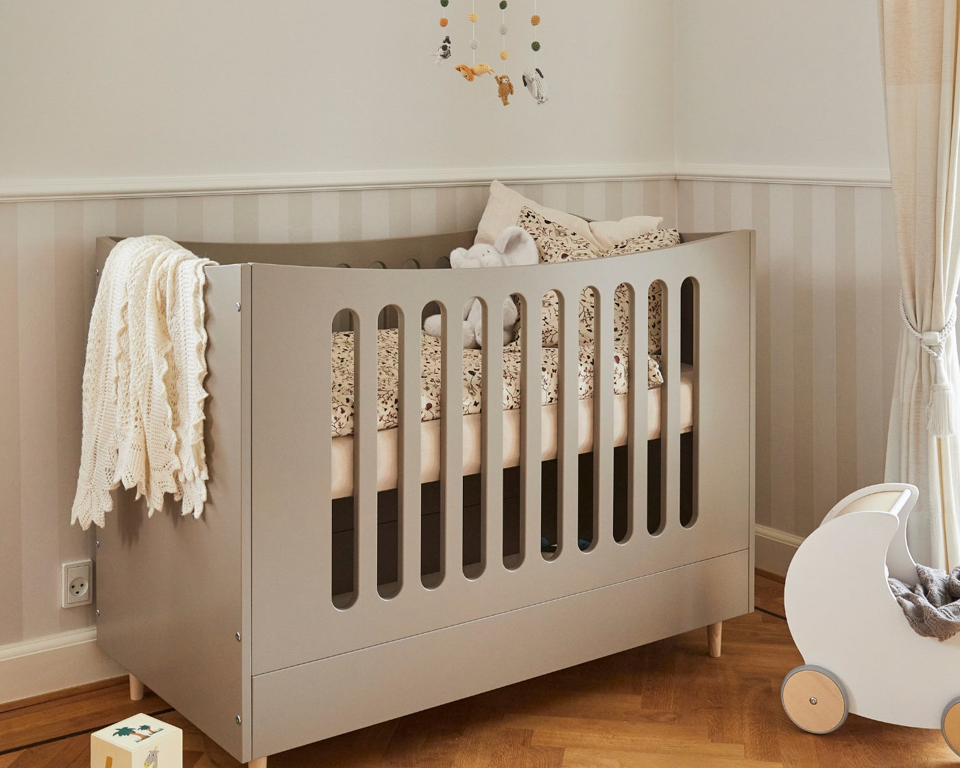 Juniorseng i lys grå med hyggelig indretning og legetøj