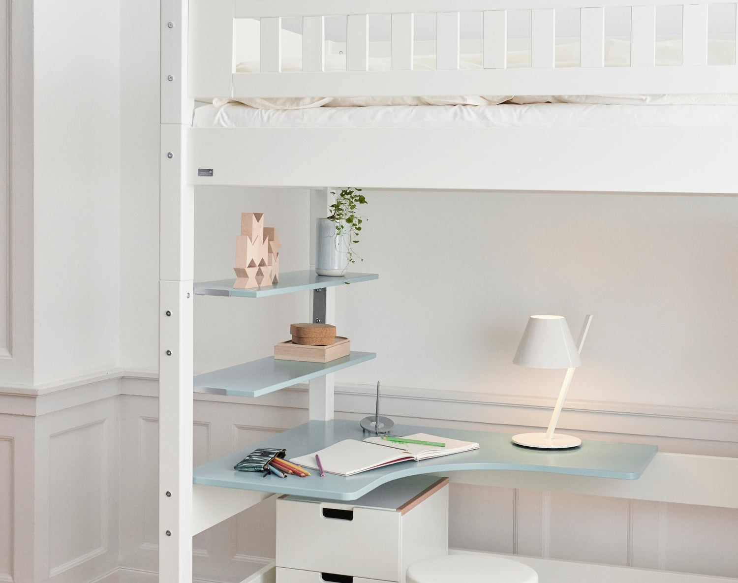 Skriveplade i snow white med bogreoler til Manis-h højseng