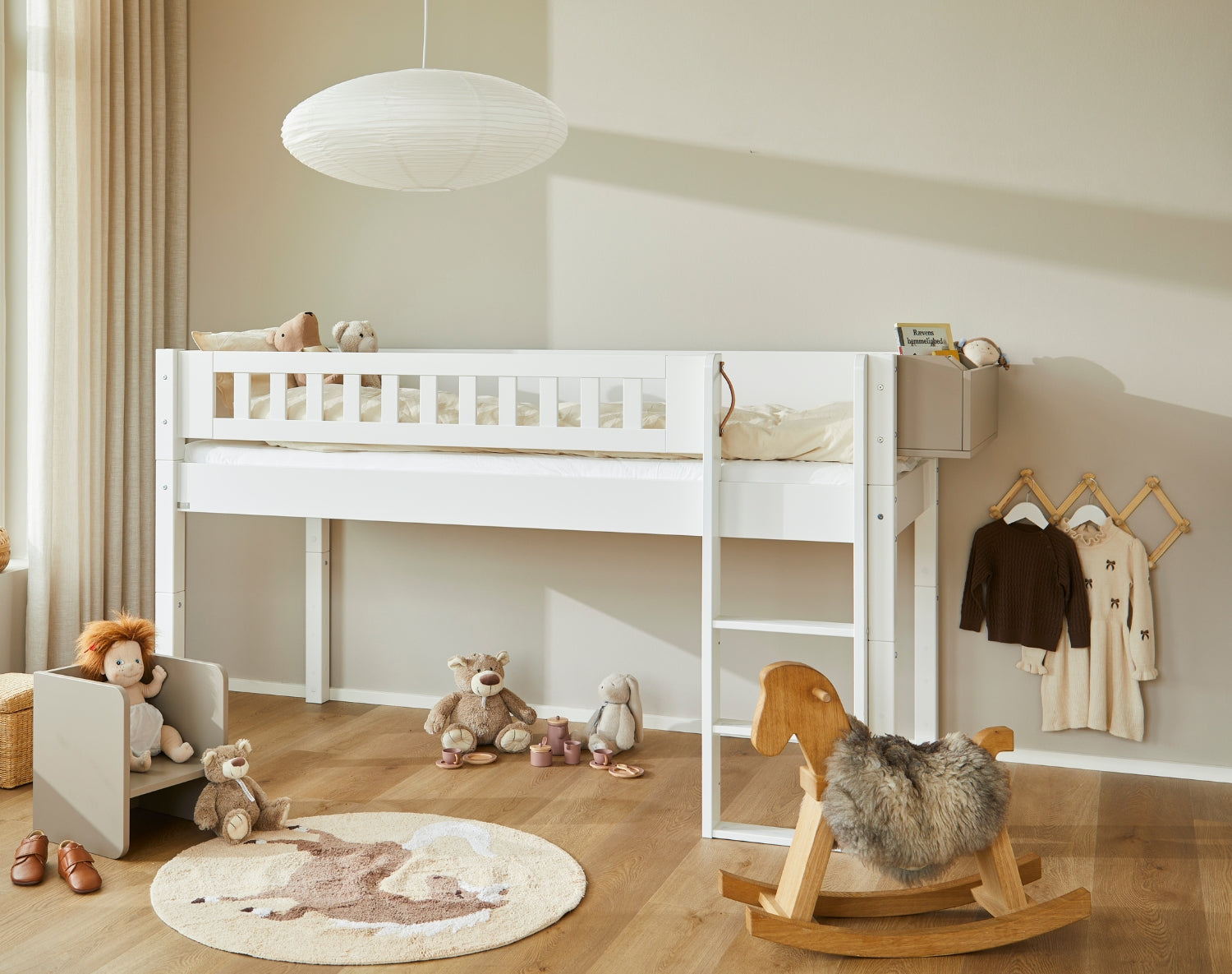 Sengehest med tremmer