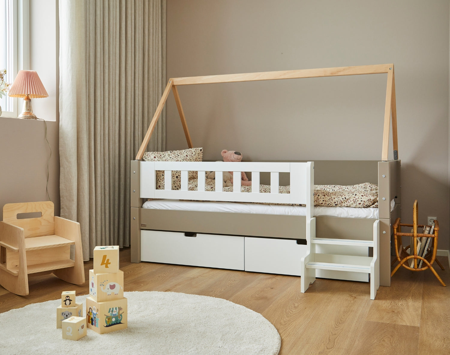 Sengehest med tremmer