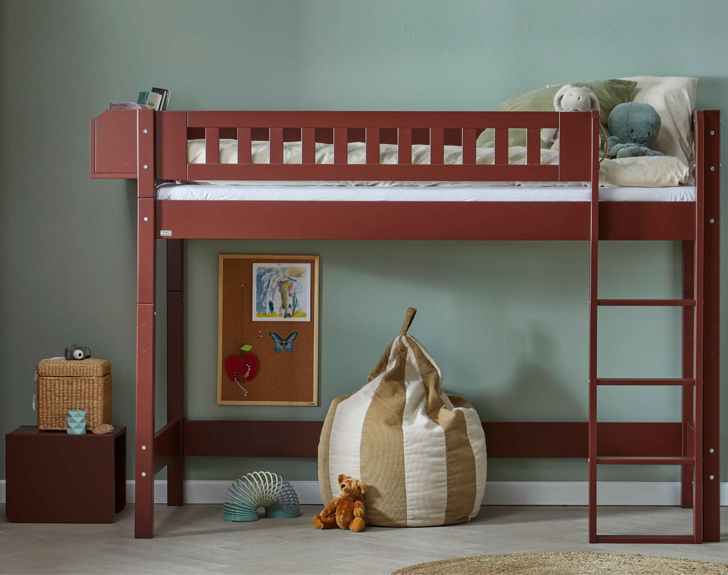 Ask mellanhög säng i rödbrun design för barnrummet med plats för lek