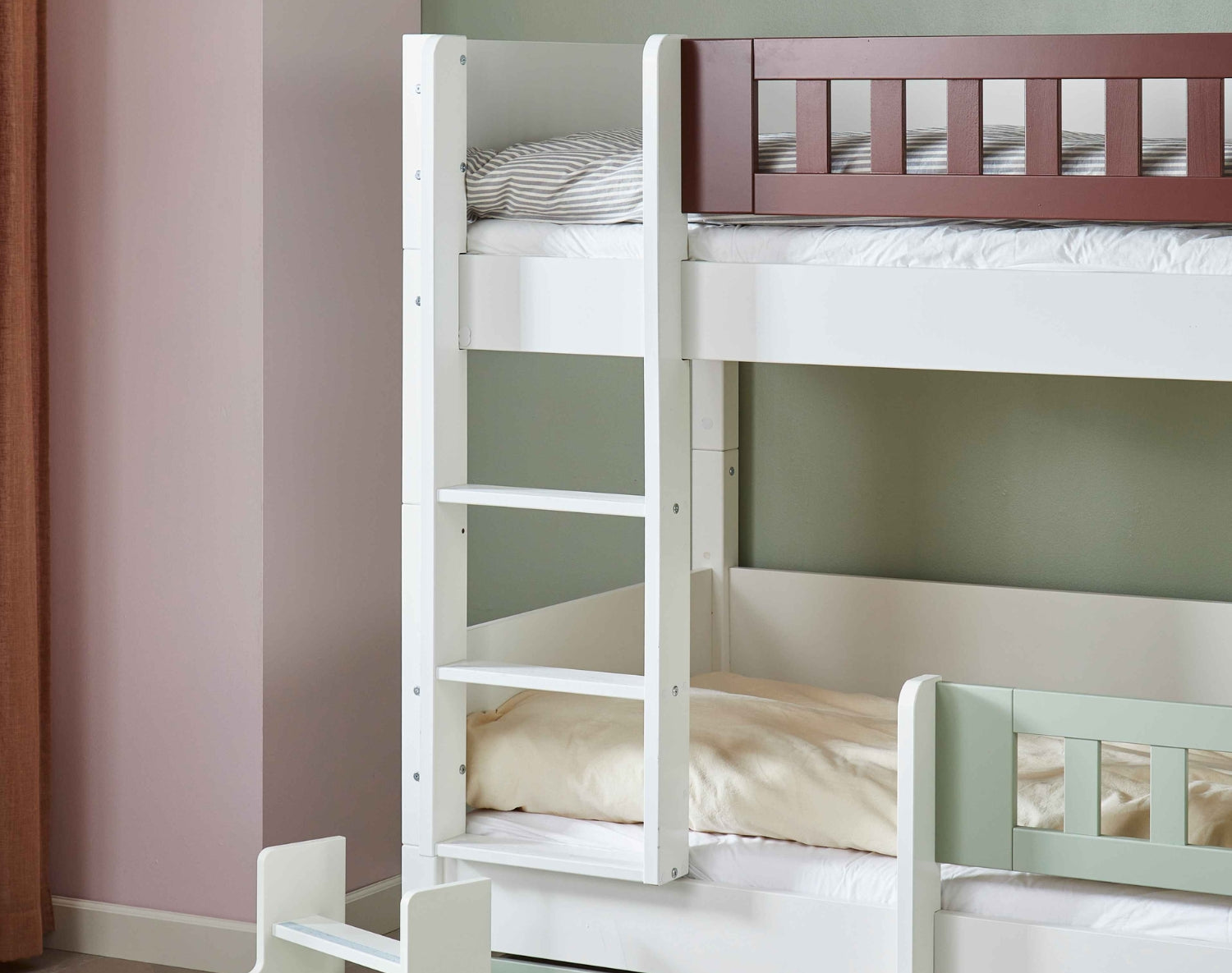 Sängstege med 51 cm ben för halvhög säng