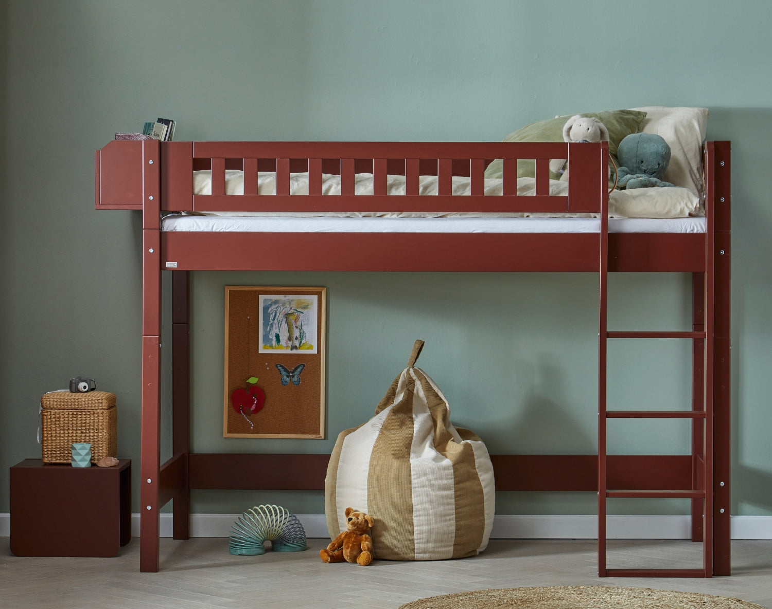 Sengehest med tremmer