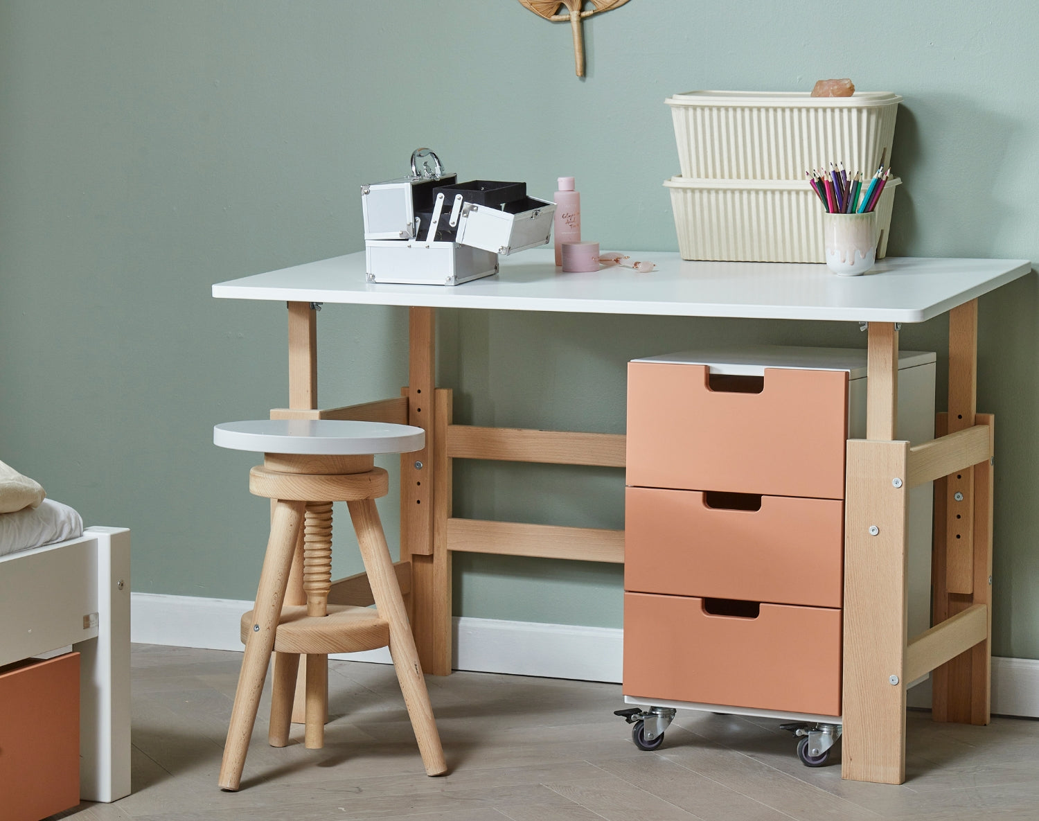 Ställbart skrivbord med ram i bokträ