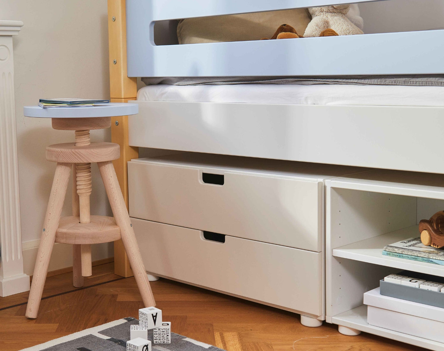 Ariel børneseng med god plads til opbevaring