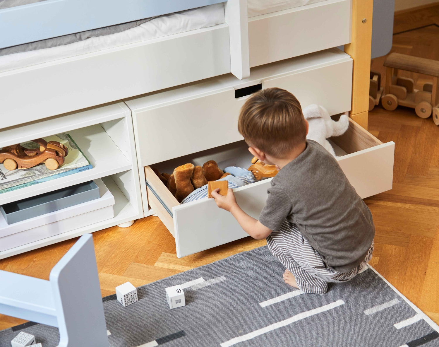 Ariel børneseng med god plads til opbevaring