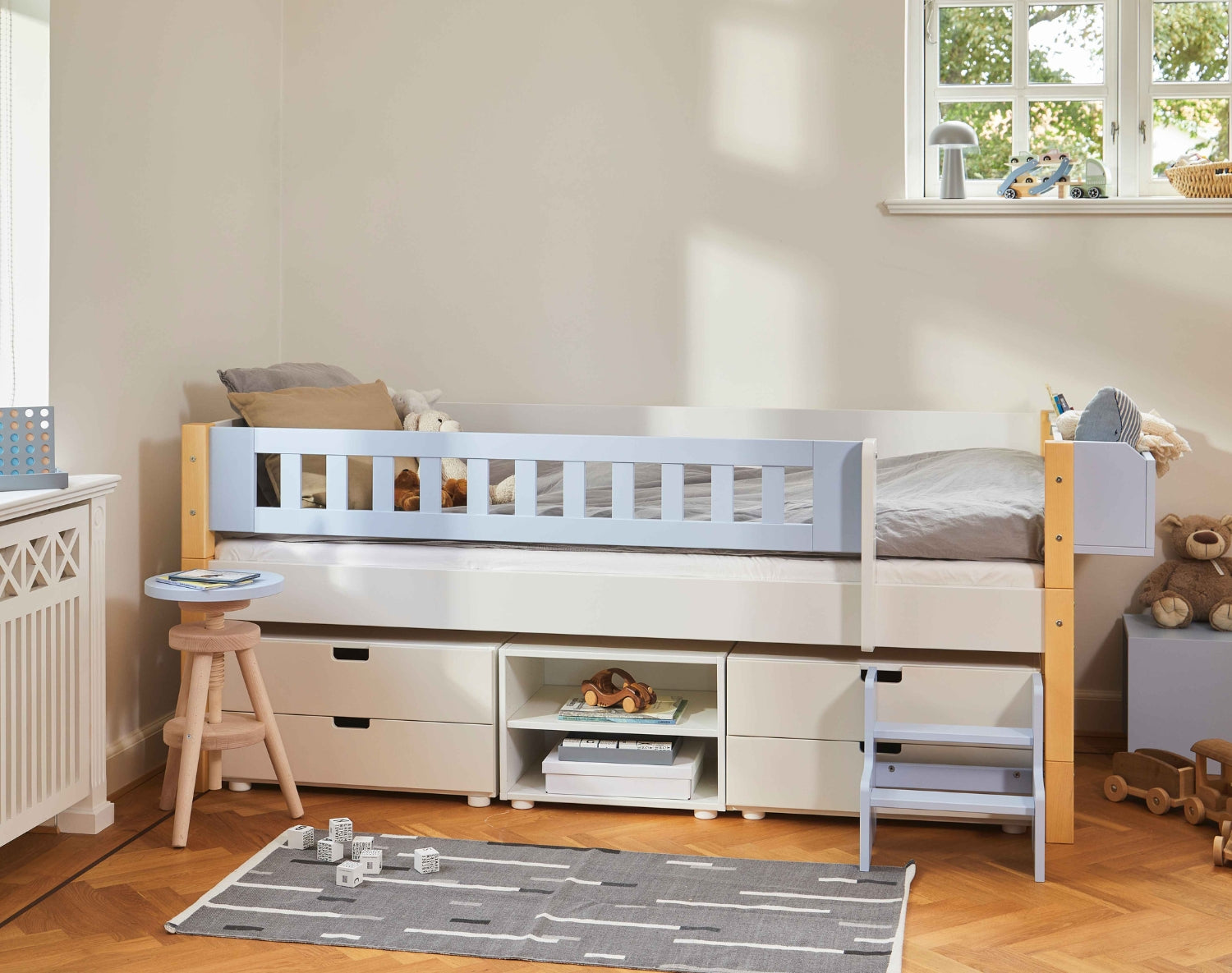 Ariel børneseng med god plads til opbevaring