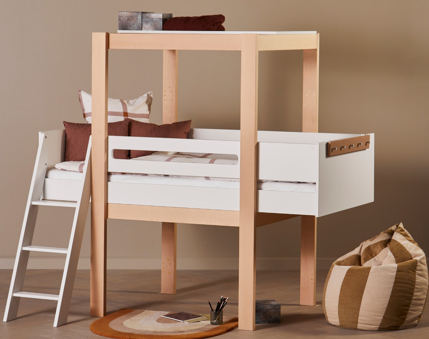 Knagerække til sengegavl