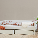 Vit Huxie barnsäng Afros med lamellbotten, lådor och mönstrade sängkläder