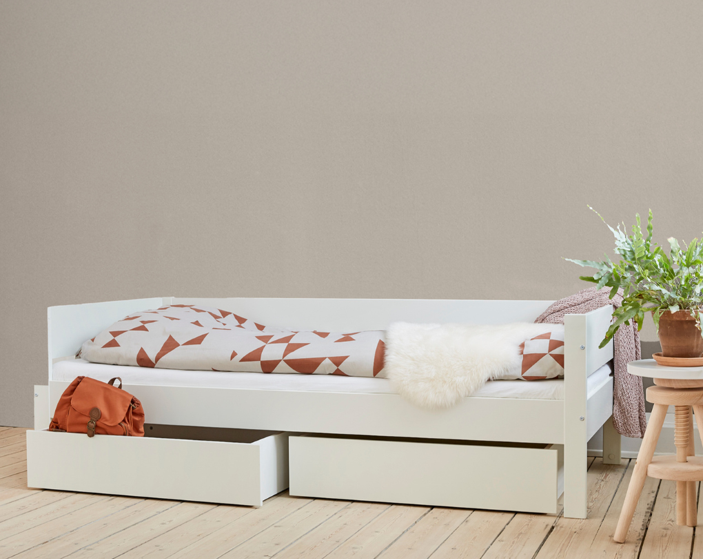 Vit Huxie barnsäng Afros med lamellbotten, lådor och mönstrade sängkläder