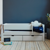 Huxie vit barnsäng Amon med lådor, stjärnöverdrag och molnkudde