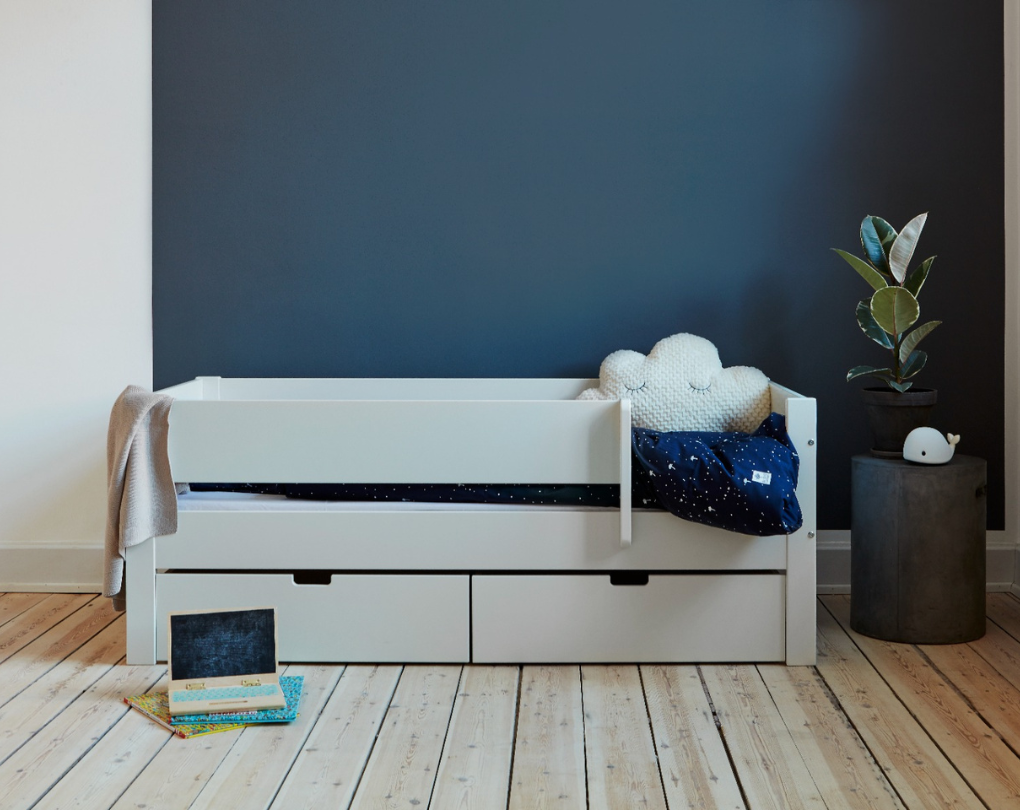 Huxie vit barnsäng Amon med lådor, stjärnöverdrag och molnkudde