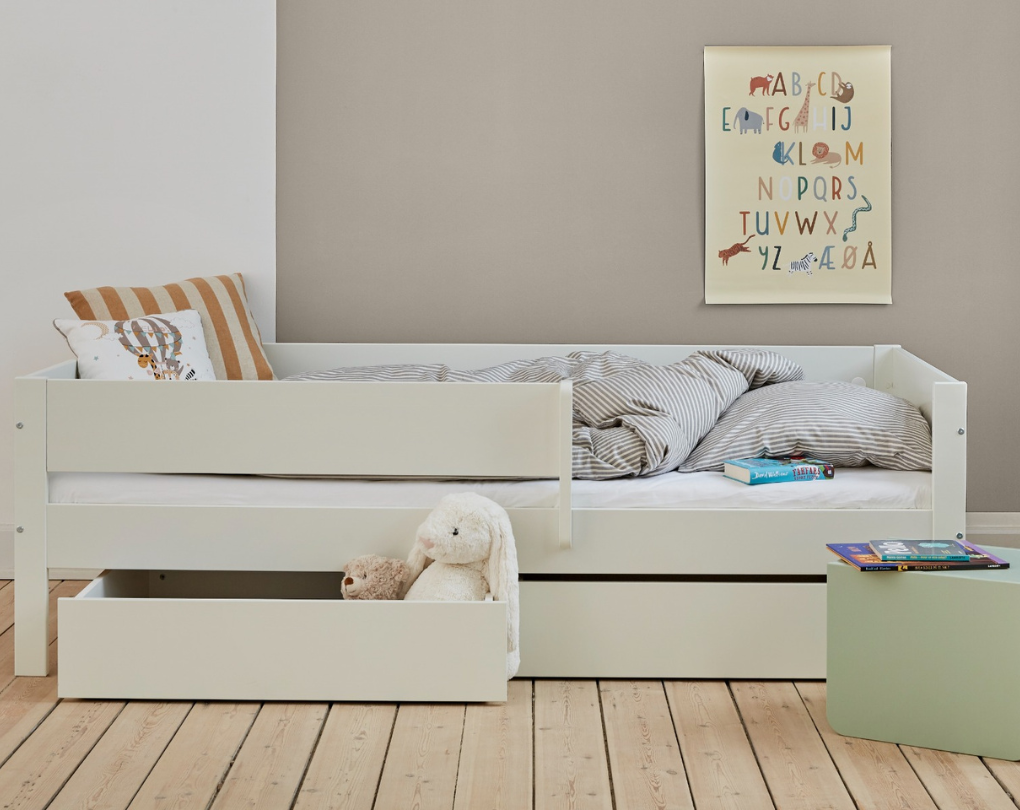 Vit Manis-h Huxie spjälsäng Amon med utdragbar låda, grått täcke och kuddar