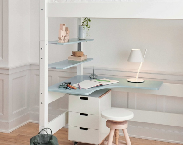 Skrivbord och stolar