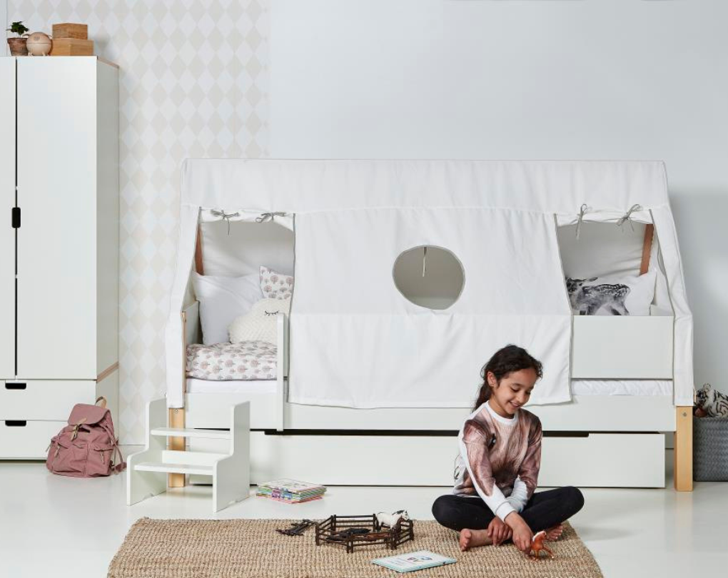 Fulla hussäng med ram i bok och skärmtak i bomull