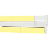 Hvid børneseng med gule skuffer og sengehest