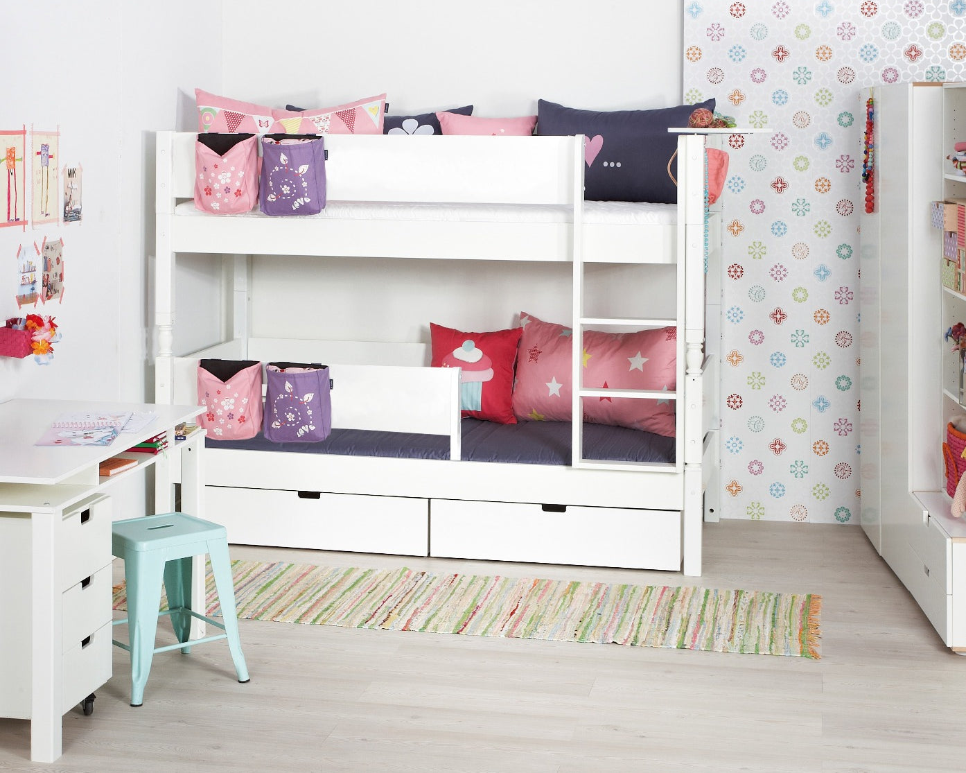 Design Sänghäst med stänger för undersoffa
