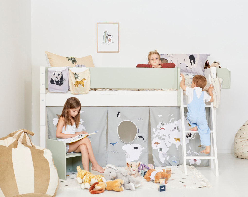 Mari halvhög barnsäng med vinklad stege - höjd barnsäng med vinklad stege - Cafélatte - 55 - 90*160cm