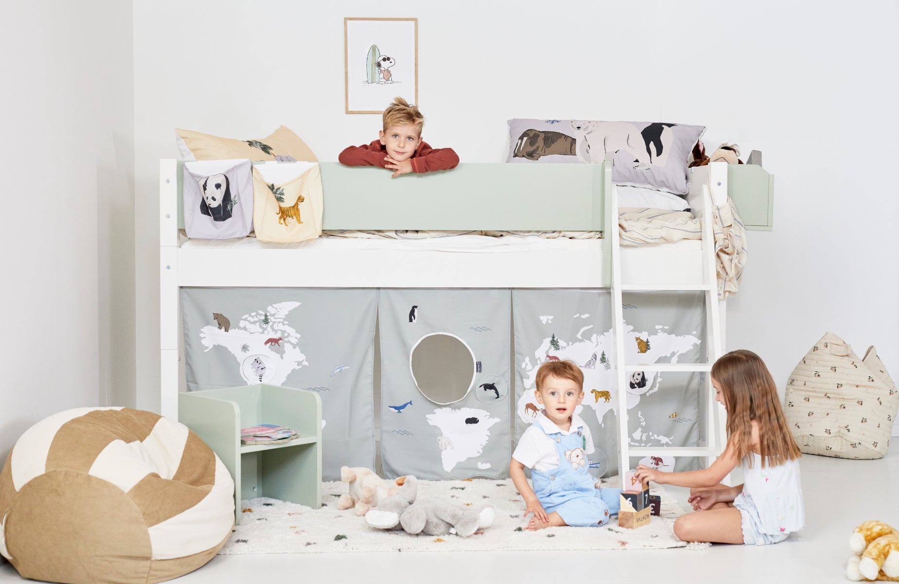 Mari halvhög barnsäng med sluttande stege