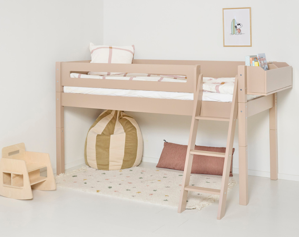 Mari halvhög barnsäng med sluttande stege