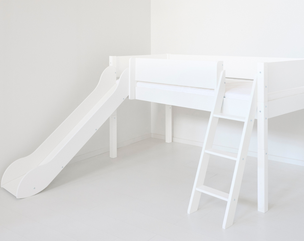 Vild halvhög barnsäng med rutschkana och lutande stege