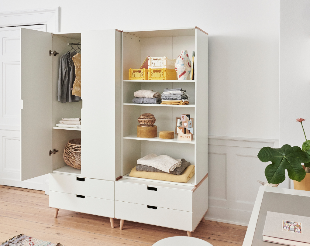 Bred bokhylla med 3 hyllplan